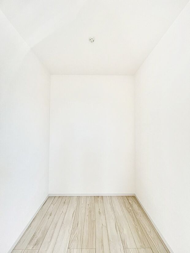 ~Walk-in Closet~ 必要なものやコーディネートを一覧して確認でき、身支度や準備が短時間で済むウォークインクローゼットを設置しました。家の中をすっきりとさせる便利な収納スペースです。