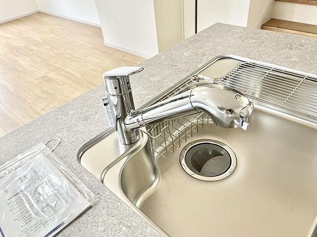 毎日飲むお水だから浄水したお水をどうぞ！カートリッジを変えるだけの簡単設置で浄水されたお水が飲めるようになります。