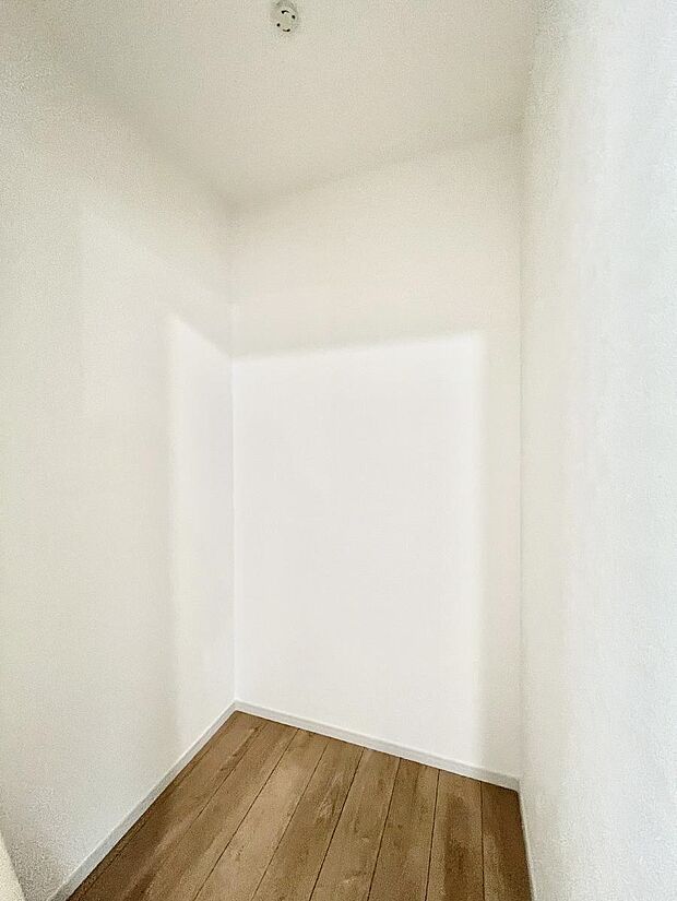 〜Walk-in Closet〜　たくさんの洋服をかけてもシワになりにくいウォークインクローゼット。洋服以外にも、普段使わない家電やスーツケース、ストック品など何でも片付く嬉しい空間です。