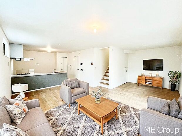 〜Living〜　家族の会話や笑顔が行き交うリビングです。子供が走ってる姿を見ながら、大きなソファやダイニングテーブルでゆったり食事をしたりくつろぎたい♪そんな夢が叶えられる空間です！※家具はCGです