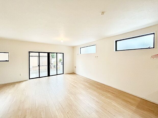 〜Living〜　飽きの来ないシンプルでおしゃれなLDK。大きな窓から日差しが差し込むので室内も明るく、家族の憩いの場としてピッタリです。開放感と日当たりの良さを是非ご覧ください！