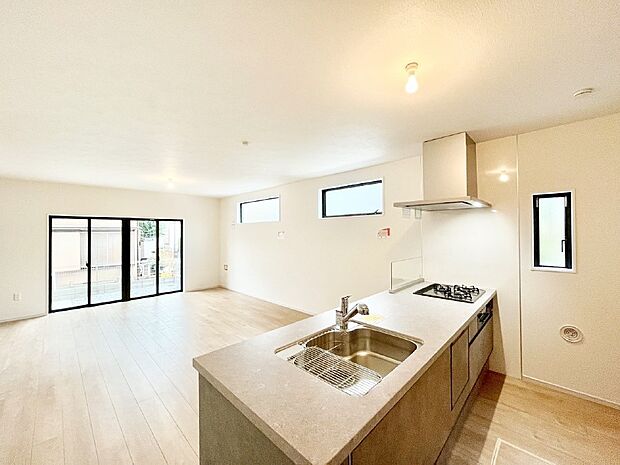 〜Kitchen〜  リビングが見渡せるカウンターキッチン。  料理をしながら家族とコミュニケーションをとれるだけでなく、大きな開放感も得ることができます。  お子様の成長も感じることができますね！