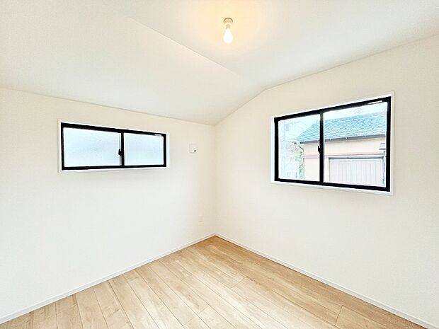 〜Bed Room〜　2面採光を確保した明るい室内は、風通しも良く、大変居心地の良い空間となっております。爽やかな風を感じて起きる朝は、快適生活の始まりに！日当たりや通風がとても良い住まい♪