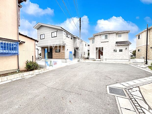 〜Exterior〜   前面道路は閑静な住宅地をはしる車通りの少ない道路。駐車の出し入れもらくらくです！ご不明点・現地見学のご希望は、お気軽にお問い合わせください！