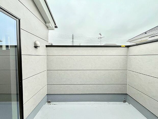 〜Balcony〜  バルコニーは温かい陽がさしこみ、お布団や洗濯物を気持ちよく干すことができます。  使いやすく開放的なバルコニーです♪陽ざしがたっぷり降り注ぐ、バルコニー付き住まい。  