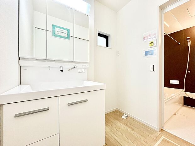 〜Dressing Room〜  清潔感溢れる色合いで統一されていると、スッキリと整った印象をうけます。  鏡の裏にはたっぷりと収納スペースを標準装備！  水廻りは、シンプルかつ機能性を重視して。