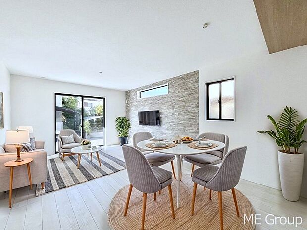 〜Living〜　飽きの来ないシンプルでおしゃれなLDK。大きな窓から日差しが差し込むので室内も明るく、家族の憩いの場としてピッタリです。開放感と日当たりの良さを是非ご覧ください！　※家具はCGです