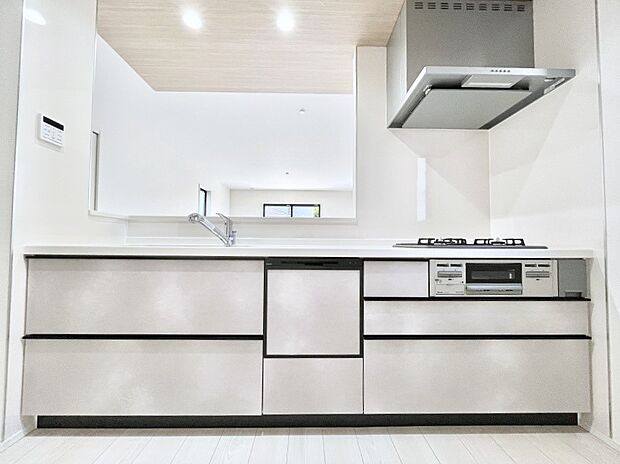 〜Kitchen〜　会話が弾むリビング、料理が愉しくなるキッチン。家は、ただ生活する場ではなく、暮らしを愉しく、快適にする場所。笑顔の毎日、安らぎの日々のために、最新の設備・仕様を採用。