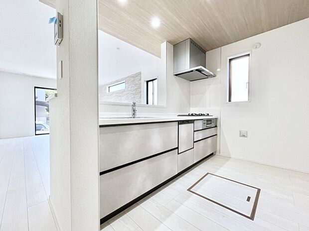 〜Kitchen〜　自然光が入る窓のあるキッチン☆毎日使う場所だからこそ、使い勝手を考慮しました。ゆったりとしたキッチンコーナーは質感豊かな仕上がりとなっております。