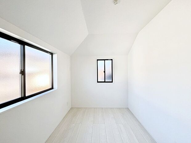 〜Bed Room〜　2面採光を確保した明るい室内は、風通しも良く、大変居心地の良い空間となっております。爽やかな風を感じて起きる朝は、快適生活の始まりに！日当たりや通風がとても良い住まい♪