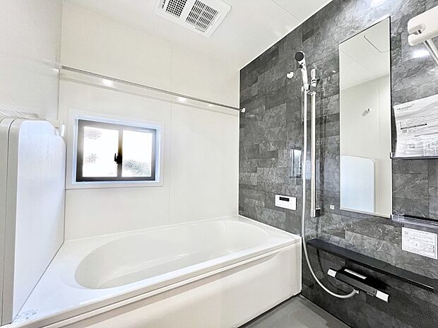 〜Bath Room〜　落ち着いた雰囲気の浴室で明日に向けてリフレッシュ。浴室乾燥機能も付いているので隣の洗濯機置き場で洗い上がった洗濯物を、雨の日も天気を気にせず乾燥させることも可能です。