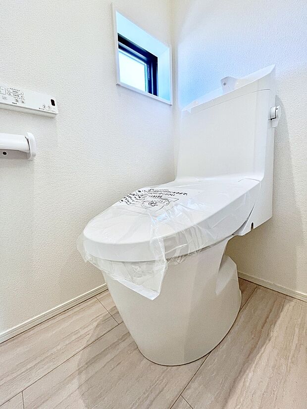 〜Toilet〜　綺麗・スッキリ・快適なウォシュレット付トイレでくつろげる空間です。1、2階共にトイレスペース！採光もあり明るく、快適空間となっております♪毎日使う場所だからこその配慮です！
