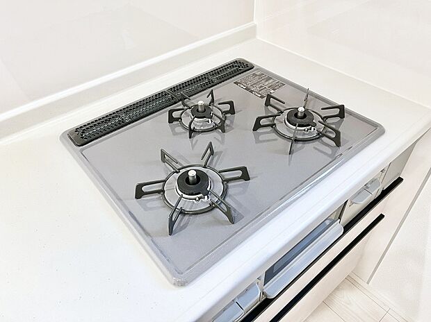 ガスコンロはＳｉセンサー搭載。火力調節や焦げ付き・消し忘れも防いでくれます。