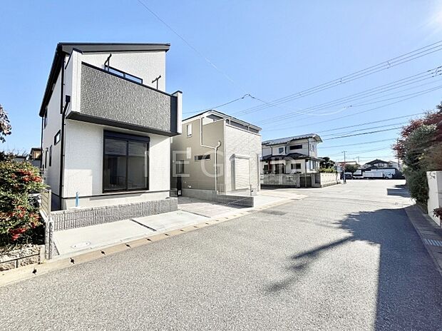 〜Exterior〜　前面道路：南西 5.86m 公道　前面道路は閑静な住宅地をはしる車通りの少ない道路。駐車の出し入れもらくらくです！ご不明点・現地見学のご希望は、お気軽にお問い合わせください！