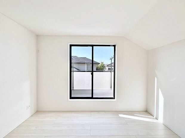 〜Bed Room〜  「今日も一日お疲れ様」とご夫婦でゆったりくつろげる寝室。  毎日の家事やお仕事に疲れた日はフカフカのベットで癒されてください。テレビや本棚をおいても快適な広さが自慢♪