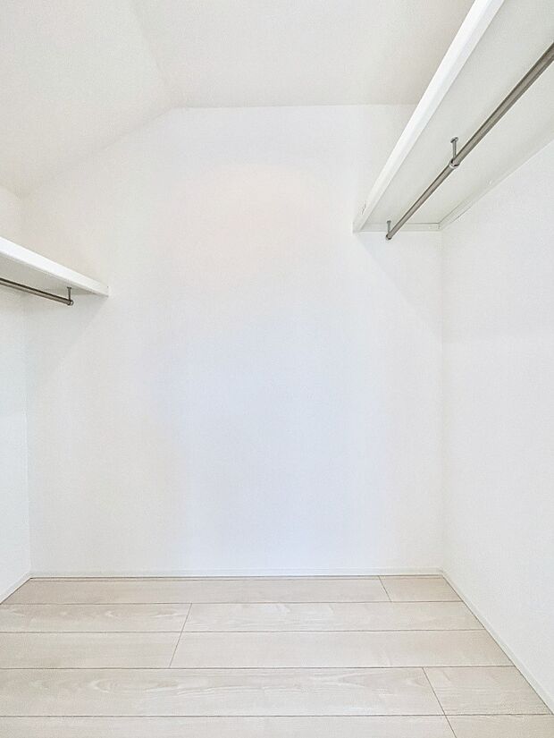 〜Walk-in Closet〜　必要なものやコーディネートを一覧して確認でき、身支度や準備が短時間で済むウォークインクローゼットを設置しました。家の中をすっきりとさせる便利な収納スペースです。