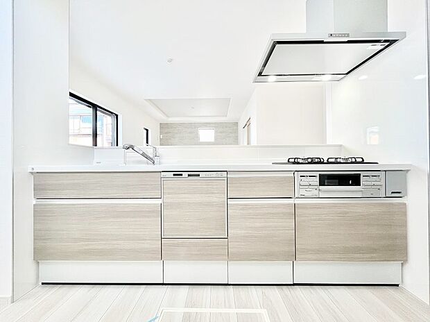 ~Kitchen~ 会話が弾むリビング、料理が愉しくなるキッチン。家は、ただ生活する場ではなく、暮らしを愉しく、快適にする場所。笑顔の毎日、安らぎの日々のために、最新の設備・仕様を採用。