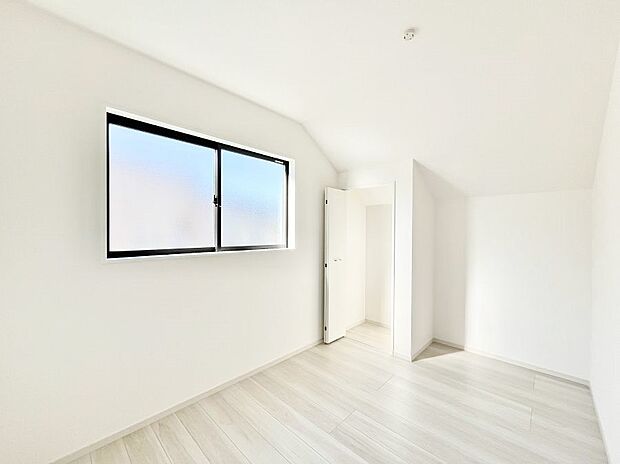 〜Bed Room〜  全居室には収納クローゼットを完備！普段使いのお洋服や小物はもちろん、季節物のお洋服などもしっかりと整理整頓おしまい頂けます。  居室空間を広く使用できますね。