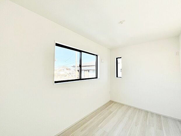 ~Bed Room~ 部屋数が多いのが戸建てのメリットです。ご家族が増えたことで手狭に感じていた住まいも戸建てでは各居室プライバシーを保つことができます。住まいにゆとりが生まれ心もリラックスできます♪