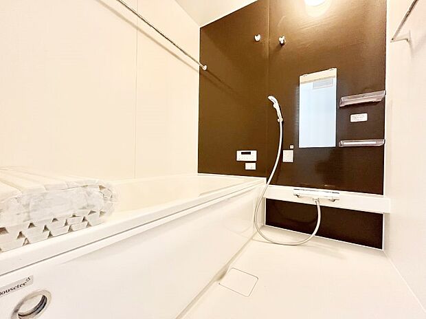 〜Bath Room〜　落ち着いた雰囲気の浴室で明日に向けてリフレッシュ。浴室乾燥機能も付いているので隣の洗濯機置き場で洗い上がった洗濯物を、雨の日も天気を気にせず乾燥させることも可能です。