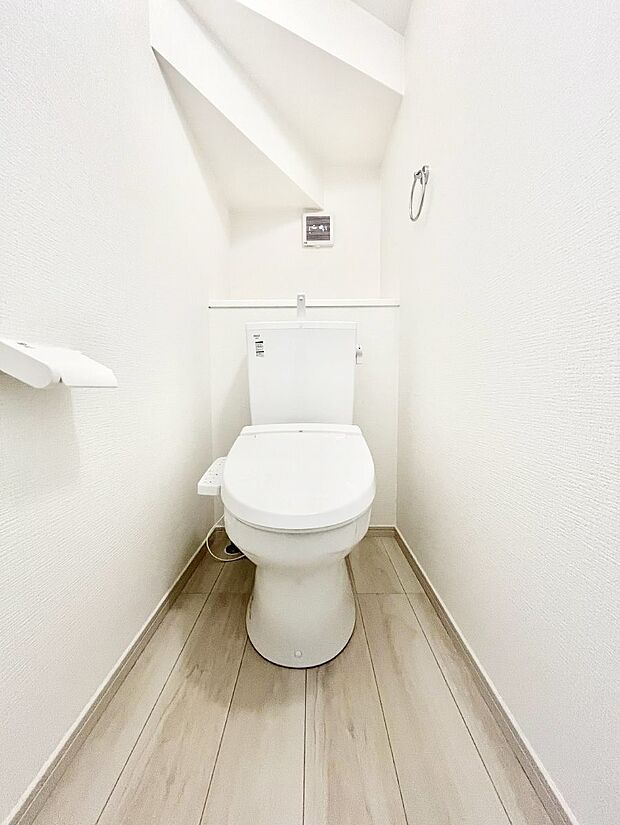 ~Toilet~ 綺麗・スッキリ・快適なウォシュレット付トイレでくつろげる空間です。トイレは毎日使わざるを得ないもの。いつも清潔を保ちたいですね。トイレが2ヶ所あるので朝の混雑時に便利です!