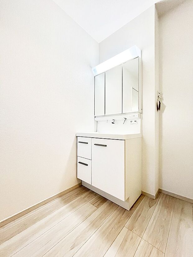 ~Dressing Room~ 清潔感溢れる色合いで統一されていると、スッキリと整った印象をうけます。 鏡の裏にはたっぷりと収納スペースを標準装備! 水廻りは、シンプルかつ機能性を重視して。