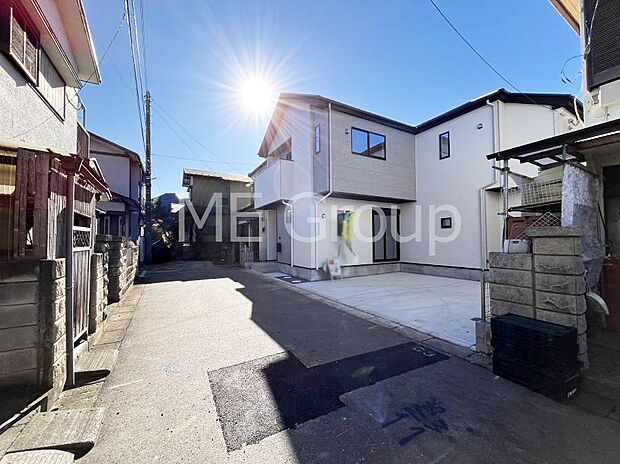 ~Exterior~ 前面道路:東 4.5m 私道 前面道路は閑静な住宅地をはしる車通りの少ない道路。駐車の出し入れもらくらくです!ご不明点・現地見学のご希望は、お気軽にお問い合わせください!