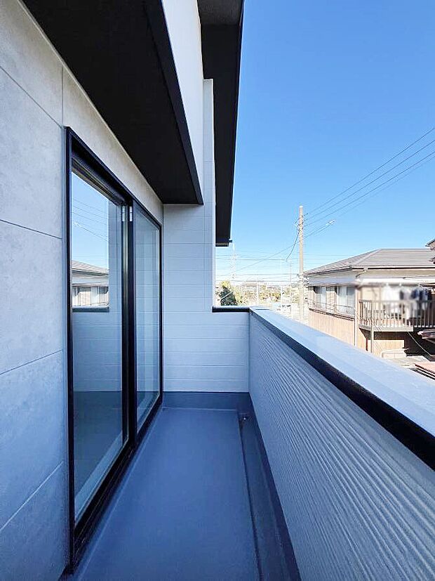 ~Balcony~ バルコニーは温かい陽がさしこみ、お布団や洗濯物を気持ちよく干すことができます。 使いやすく開放的なバルコニーです♪陽ざしがたっぷり降り注ぐ、バルコニー付き住まい。