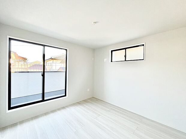 〜Bed Room〜　2面採光を確保した明るい室内は、風通しも良く、大変居心地の良い空間となっております。爽やかな風を感じて起きる朝は、快適生活の始まりに！日当たりや通風がとても良い住まい♪