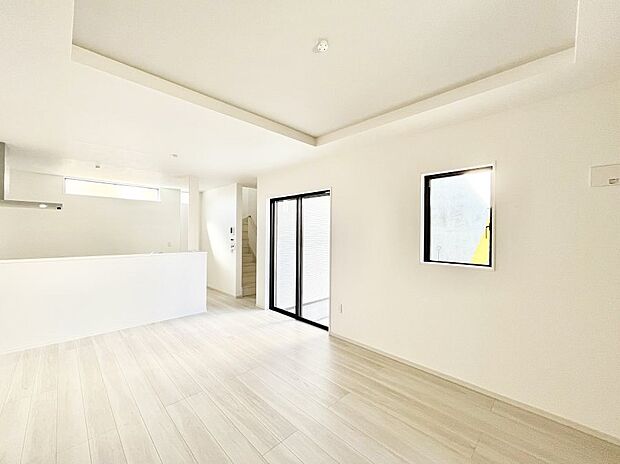 ~Living~ 家族の食事や団らんのほか、子どもを遊ばせたり、友人を招いたりするLDKは住まいの中心。長時間過ごす場所だから、その空間は住まい全体の居心地を左右します。