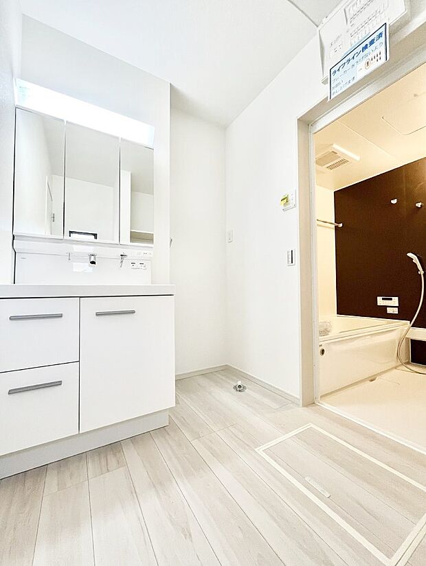 〜Dressing Room〜　明るく清潔感溢れるパウダールーム。毎日使う場所だからこそ、快適な空間となっております。シャンプードレッサーを採用しておりますので、朝シャンも手軽に出来ます。