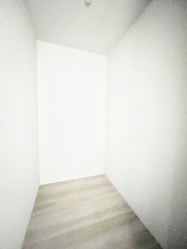 〜Walk-in Closet〜　必要なものやコーディネートを一覧して確認でき、身支度や準備が短時間で済むウォークインクローゼットを設置しました。家の中をすっきりとさせる便利な収納スペースです。