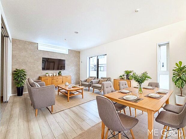 アクセントクロスがお洒落なリビング。家族でのんびりくつろげる広々スペース。　※家具はCGです