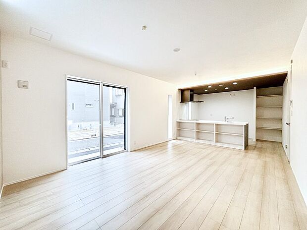 大きな窓からたっぷりの陽光と風を感じられるリビング