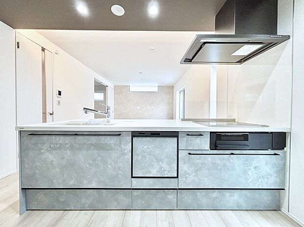 リビングを見渡せる人気のカウンターキッチン。 家族を見守りながら家事をすることができます。