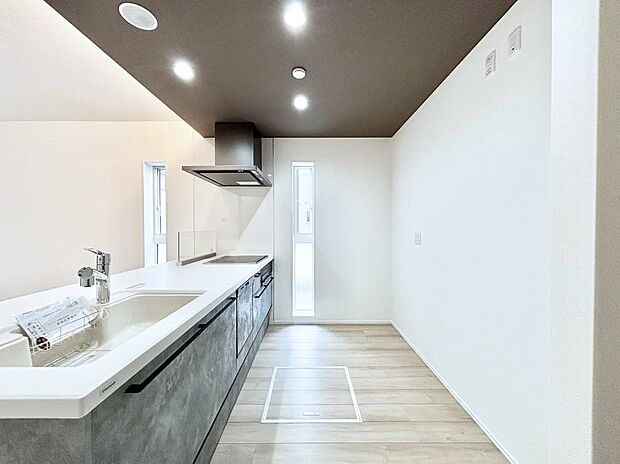 爽やかな風が通り抜けるキッチン。窓があるので明るく換気にも役立ちます。