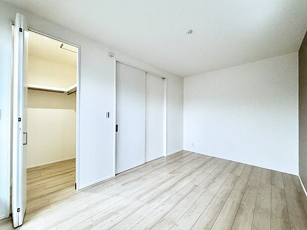 ウォークインクローゼットがあるお部屋。季節ごとの入れ替えも不要で便利です！