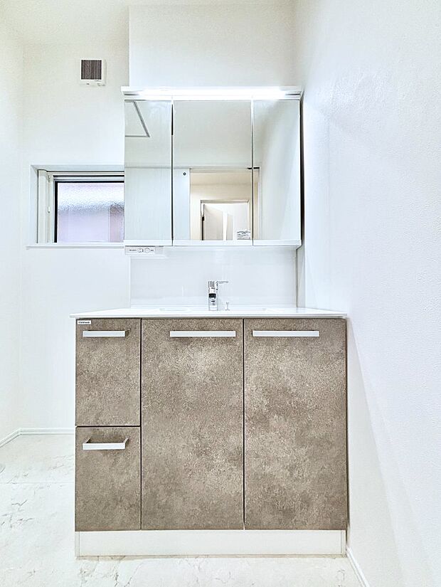 大きく見やすい三面鏡で清潔感ある洗面台は、身だしなみチェックや肌のお手入れにおすすめです。 