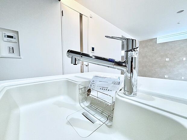 いつでも清潔なおいしいお水を。一つの水栓で水道水と浄水を使い分け。