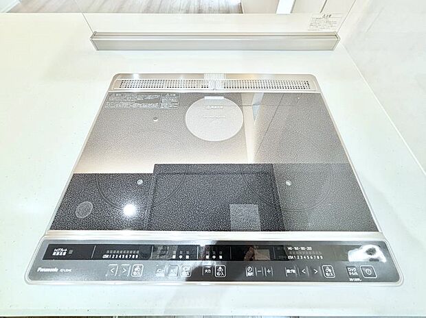 IHクッキングヒーターは天板の調理面がフラットなので調理後はサッと一拭きするだけ！