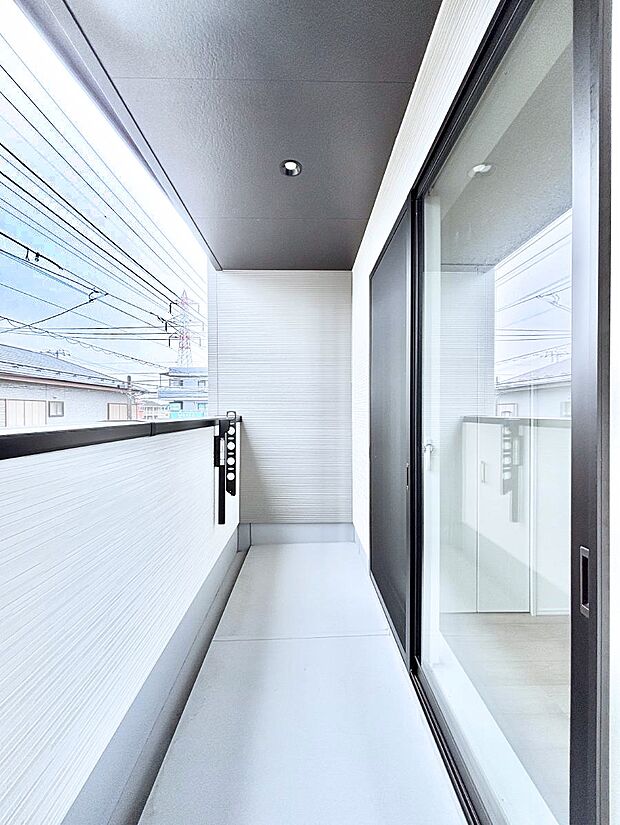 南向きのバルコニー！ご家族の洗濯物はもちろん、お布団もたっぷり干せます！