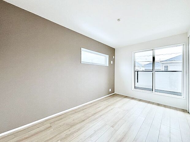 明るいバルコニーサイドに洋室を設置。目覚めの良い寝室に。 