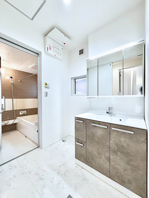 小窓がついているので湿気の多い場所でも換気が十分行えます。毎日の身支度を気持ち良く！