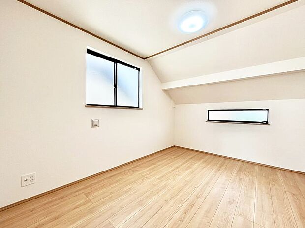 窓からのやさしい光が心地よいプライベートルーム