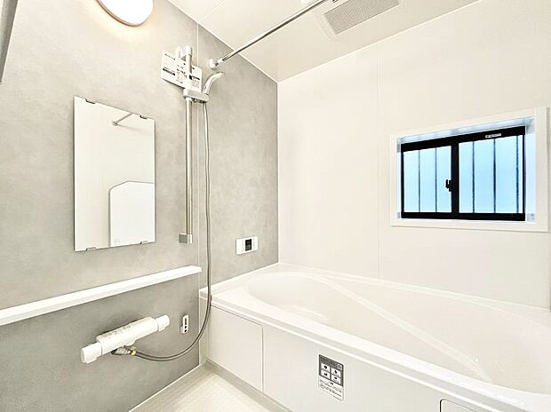 一日の疲れを癒してくれる明るい清潔感のあるバスルーム