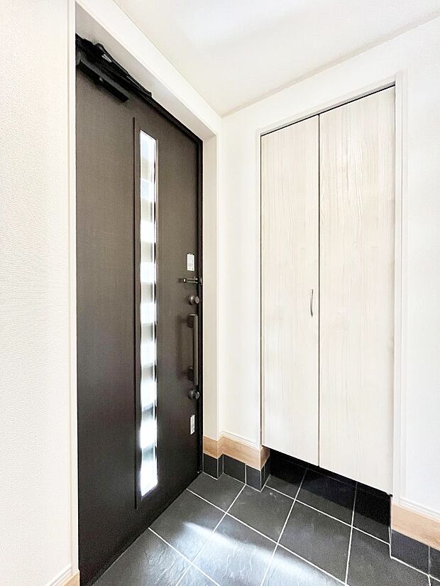 ガラススリットの入った玄関ドアが室内に光を届けてくれます