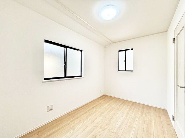 窓からのやさしい光が心地よいプライベートルーム