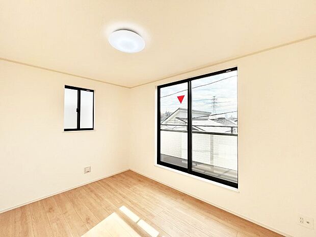 バルコニーが開放感をプラスしてくれる洋室