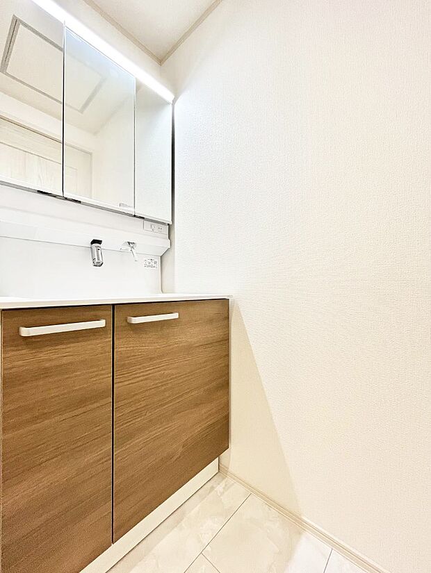 清潔感ある洗面化粧室で朝の身支度も快適