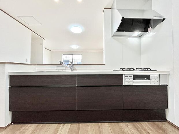 ◆A号棟◆~Kitchen~ 広くて使いやすいキッチンなら家族でいっしょに料理をつくったり、後片付けも手間なくできちゃいます♪収納もたっぷりあるので、いつもすっきりと清潔な印象を保てます。